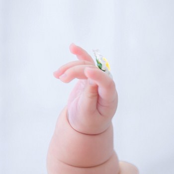 妈妈如何给新生宝宝剪指甲？