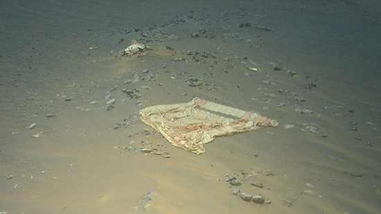 NASA火星直升机拍下“毅力号”漫游者降落装置的戏剧性鸟瞰图