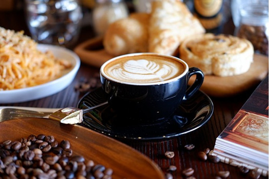 咖啡与胆固醇升高的关系取决于饮用者的性别和冲泡方法 男性饮用浓咖啡与血清总胆固醇的增加明显相关
