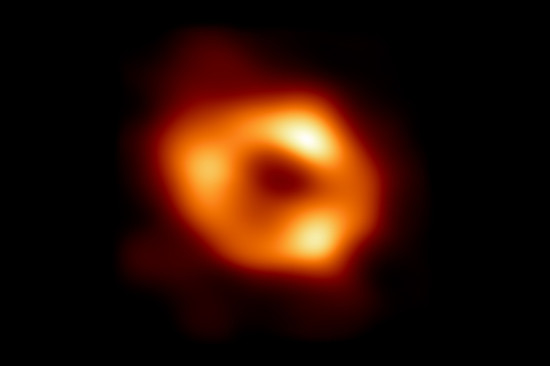 天文学家公布我们银河系中心黑洞的首张照片 通过分布在全球的射电望远镜组网“拍摄”而成 